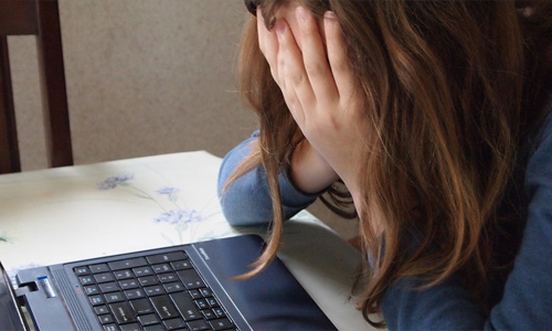 ventajas y desventajas de tener aficiones online mujer triste - Ventajas y desventajas de tener aficiones online